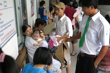  Vụ vắc xin Quinvaxem: Ồ ạt trẻ chuyển sang tiêm vắc xin dịch vụ