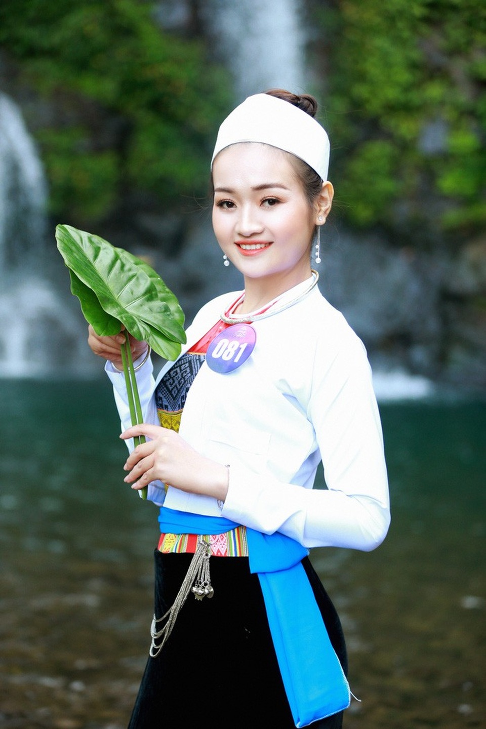 Người đẹp xứ Mường khoe sắc bên thác Cửu Tú Sơn - 9
