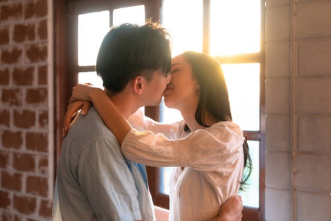 Bị phát hiện cặp kè với sếp, tôi lại tìm vợ anh ấy quỳ xuống cảm ơn