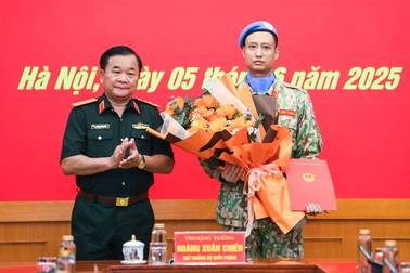 Trao quyết định của Chủ tịch nước cho sĩ quan làm nhiệm vụ gìn giữ hòa bình