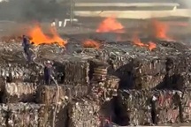 Cháy ngùn ngụt tại bãi chứa giấy phế liệu ở Ninh Bình