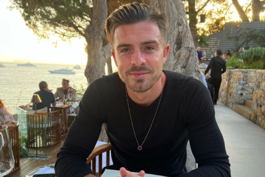 Jack Grealish tận hưởng kỳ nghỉ ngọt ngào bên bạn gái xinh đẹp