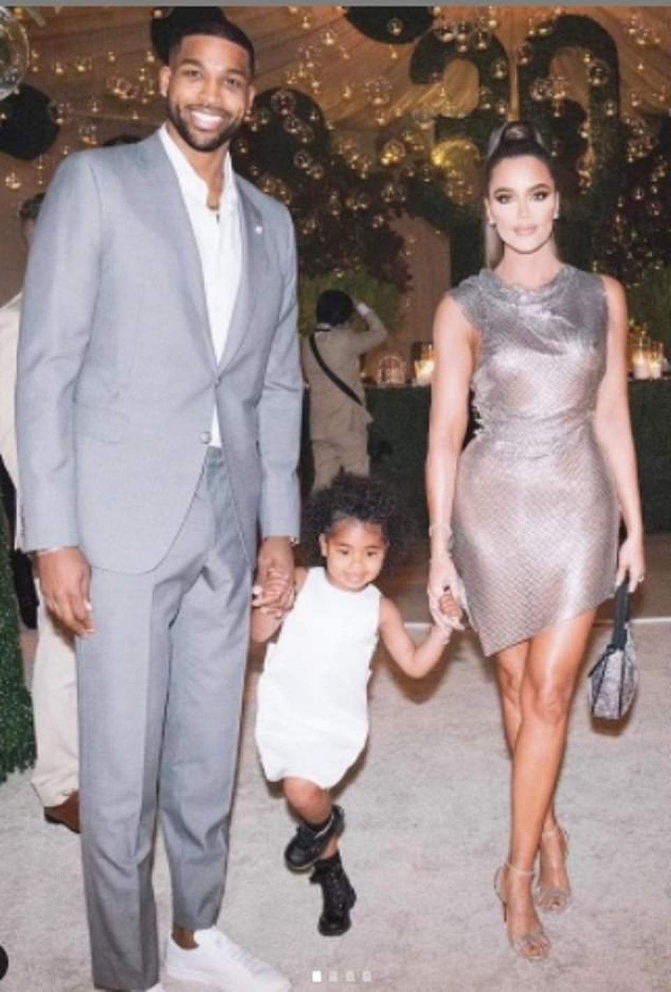 Khoe nhẫn kim cương khủng, Khloe Kardashian bị nghi đã đính hôn - 5 Khoe nhẫn kim cương khủng, Khloe Kardashian bị nghi đã đính hôn - 5