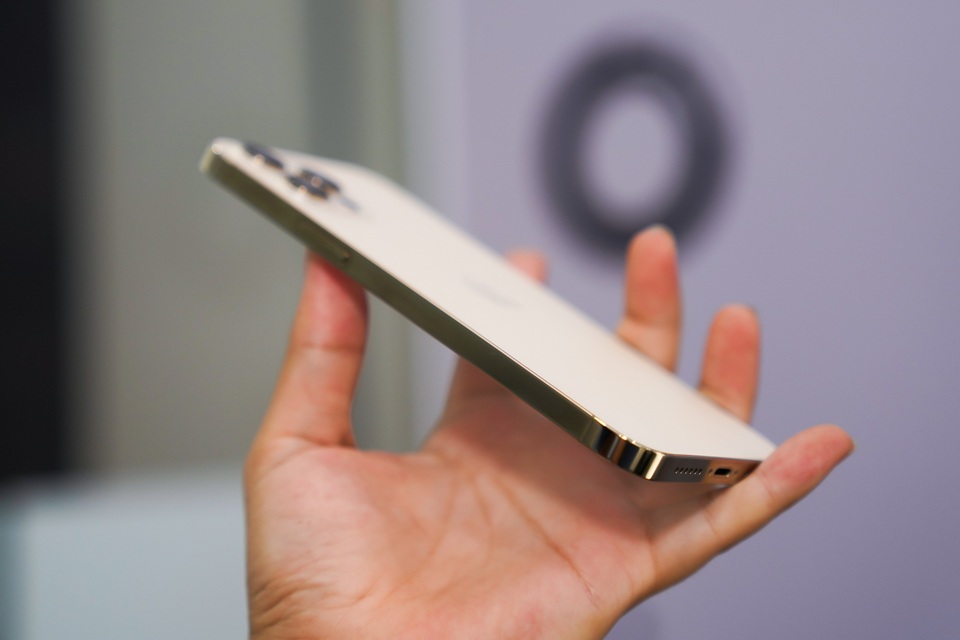 Trên tay iPhone 12 Pro Max đầu tiên tại Việt Nam, giá 53 triệu đồng - 10 Trên tay iPhone 12 Pro Max đầu tiên tại Việt Nam, giá 53 triệu đồng - 10