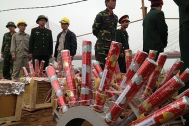 Pháo hoa ở bãi giữa sông Hồng sẵn sàng “thăng thiên”