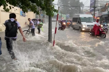 Mưa như trút, nước cuốn trôi xe đạp học sinh giờ tan trường