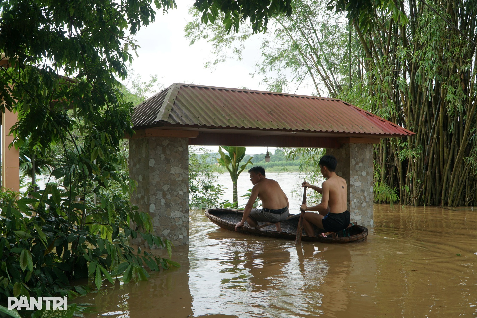 Nước tràn bờ đê, hàng nghìn hộ dân bị ngập sâu trong lũ - 2 Nước tràn bờ đê, hàng nghìn hộ dân bị ngập sâu trong lũ - 2