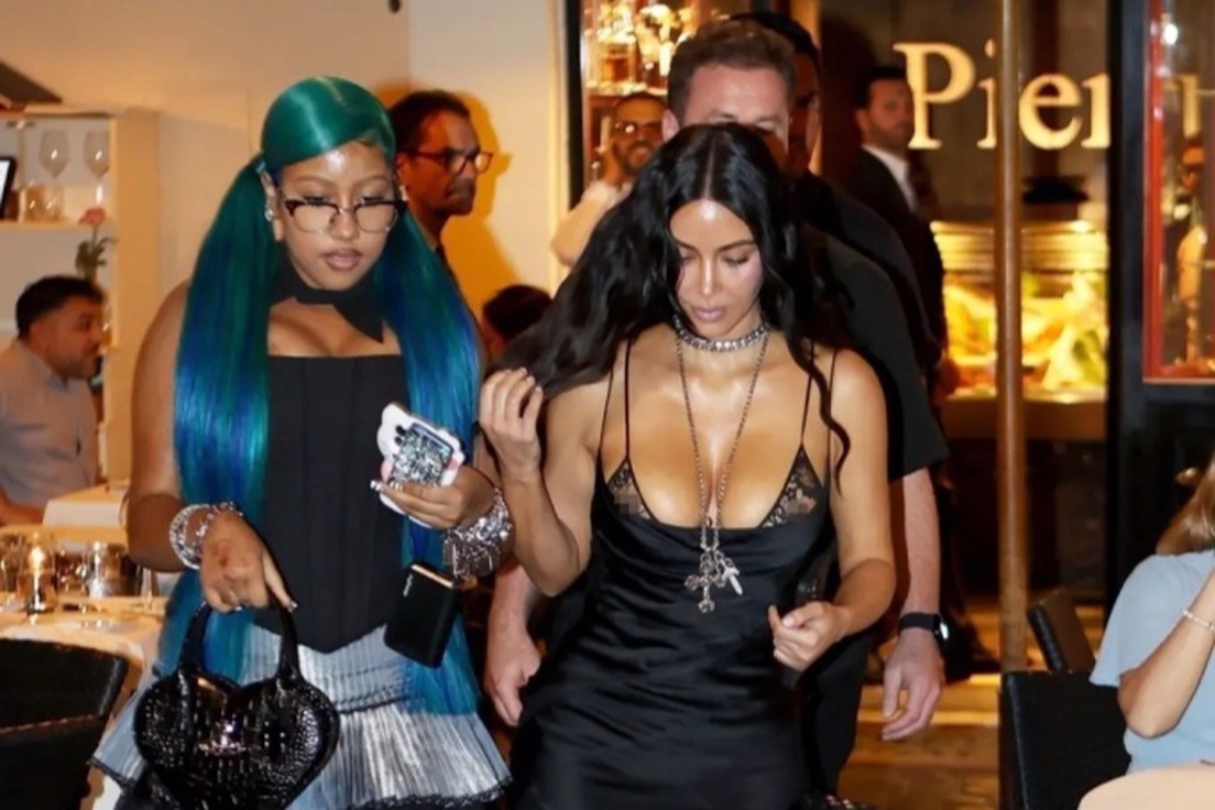 Con gái 12 tuổi của Kim Kardashian nhuộm răng đen, để tóc xanh