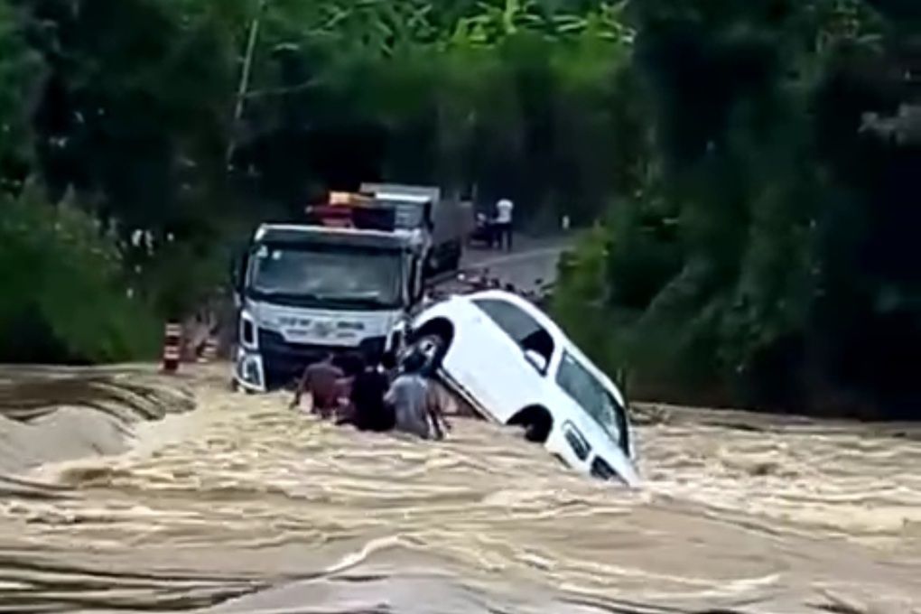Ô tô Mercedes bị lũ cuốn trôi khi đi qua cầu tràn - 1 Ô tô Mercedes bị lũ cuốn trôi khi đi qua cầu tràn - 1