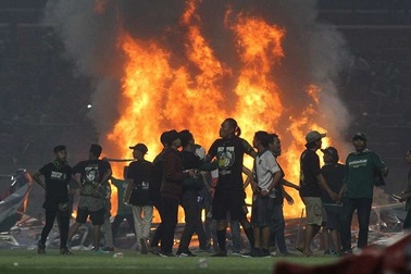 Bạo loạn kinh hoàng, CĐV Indonesia đập phá, đốt SVĐ