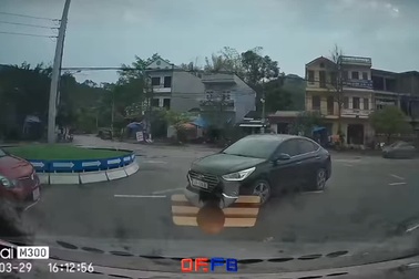 Đi sai luật, tài xế ô tô vẫn cố chấp chen vào khoảng trống để di chuyển