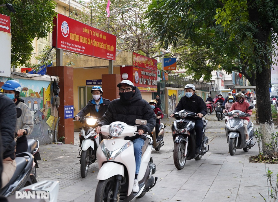 Dân văn phòng phải lấy xét nghiệm Covid-19 ngày đầu tiên đi làm của năm mới - 6 Dân văn phòng phải lấy xét nghiệm Covid-19 ngày đầu tiên đi làm của năm mới - 6