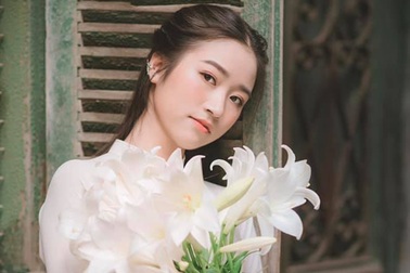 Thiếu nữ ghi điểm với vẻ đẹp mộc mạc bên hoa loa kèn