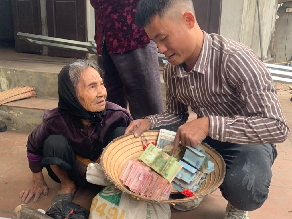 Bất ngờ với bọc tiền cụ bà 90 tuổi cuộn kỹ, giấu trong bao tải - 3 Bất ngờ với bọc tiền cụ bà 90 tuổi cuộn kỹ, giấu trong bao tải - 3