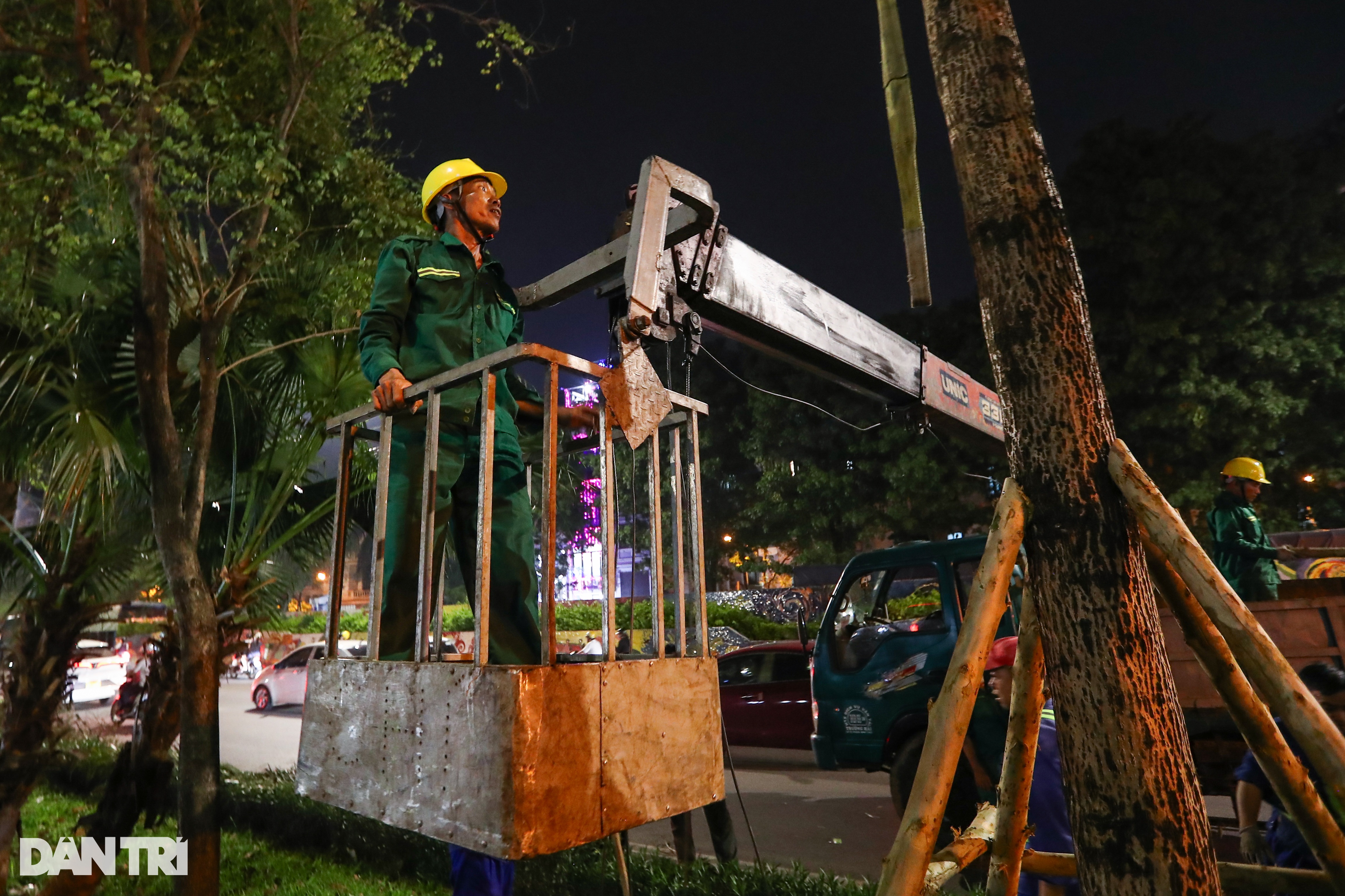 View - Đội tinh nhuệ từ các địa phương xuyên đêm dọn dẹp cây xanh hỗ trợ Hà Nội | Báo Dân trí