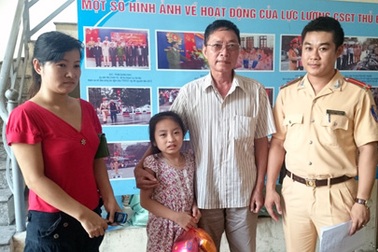 Hà Nội: CSGT tìm người thân giúp cháu bé 8 tuổi đi lạc