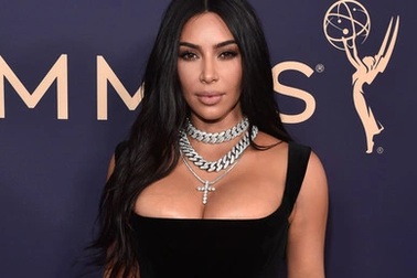 Kim Kardashian diện váy hở ngực táo bạo trên thảm đỏ Emmy