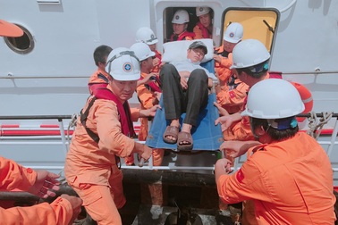 Cứu 10 ngư dân bị nạn trên đường tránh bão Mangkhut