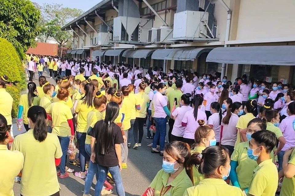 Công nhân Công ty Simone đi làm lại sau khi lương tăng 250.000 đồng/người - 2 Công nhân Công ty Simone đi làm lại sau khi lương tăng 250.000 đồng/người - 2