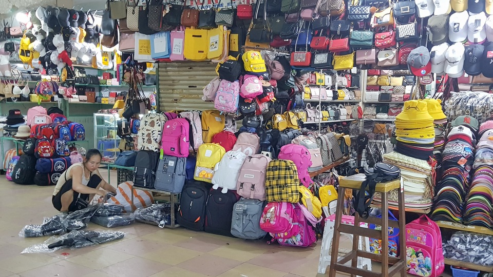 Đà Nẵng: Dân sợ không đi chợ, hàng quán ngồi chơi vì bão dịch corona - 3 Đà Nẵng: Dân sợ không đi chợ, hàng quán ngồi chơi vì bão dịch corona - 3