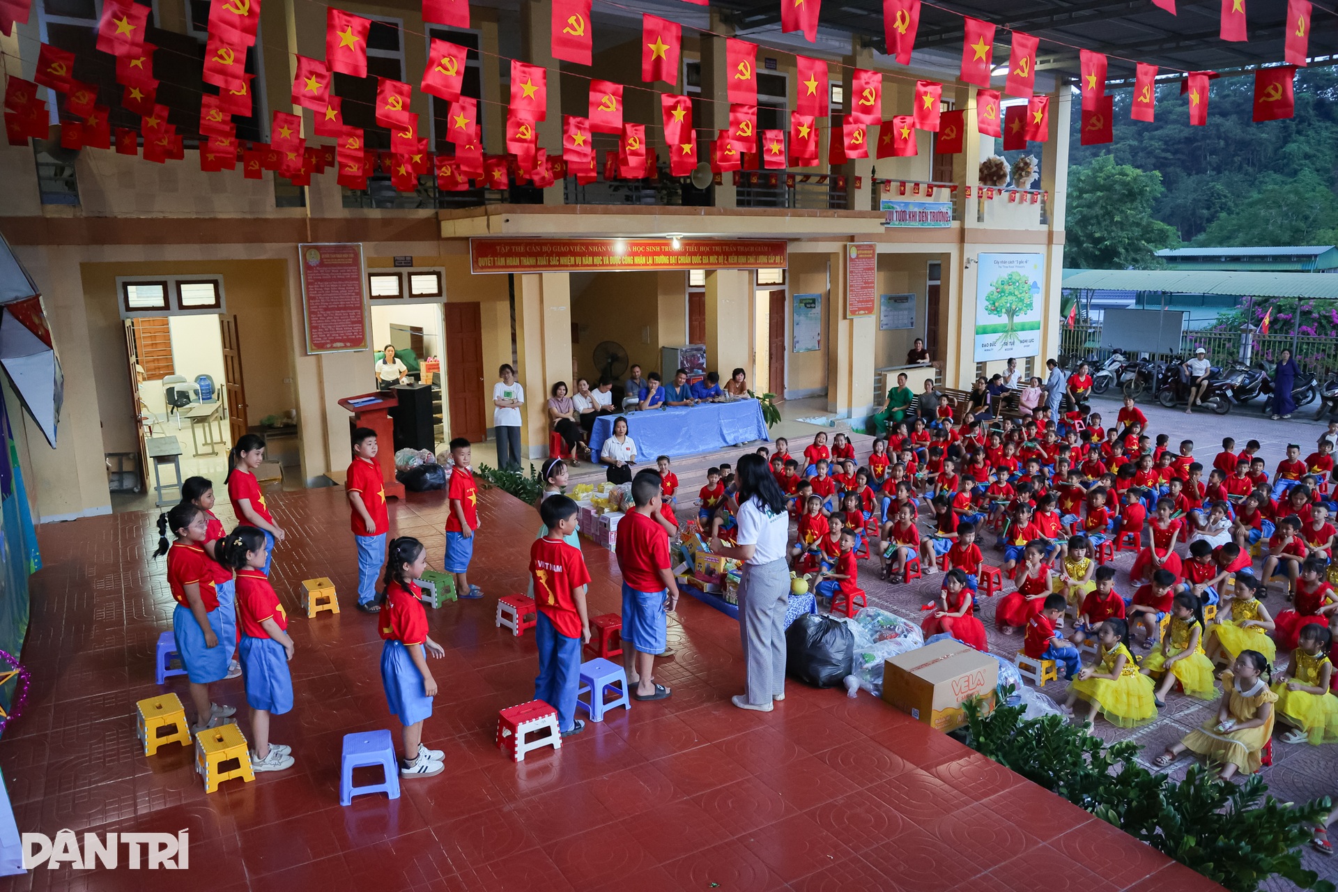 Niềm vui Tết Trung thu của 440 em nhỏ vùng rốn lũ Nghệ An - 12 Niềm vui Tết Trung thu của 440 em nhỏ vùng rốn lũ Nghệ An - 12