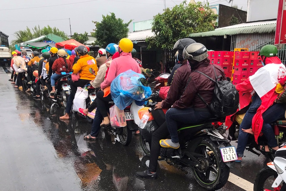 Hàng trăm người dân chạy xe máy từ vùng dịch về quê dưới trời mưa tầm tã  - 2