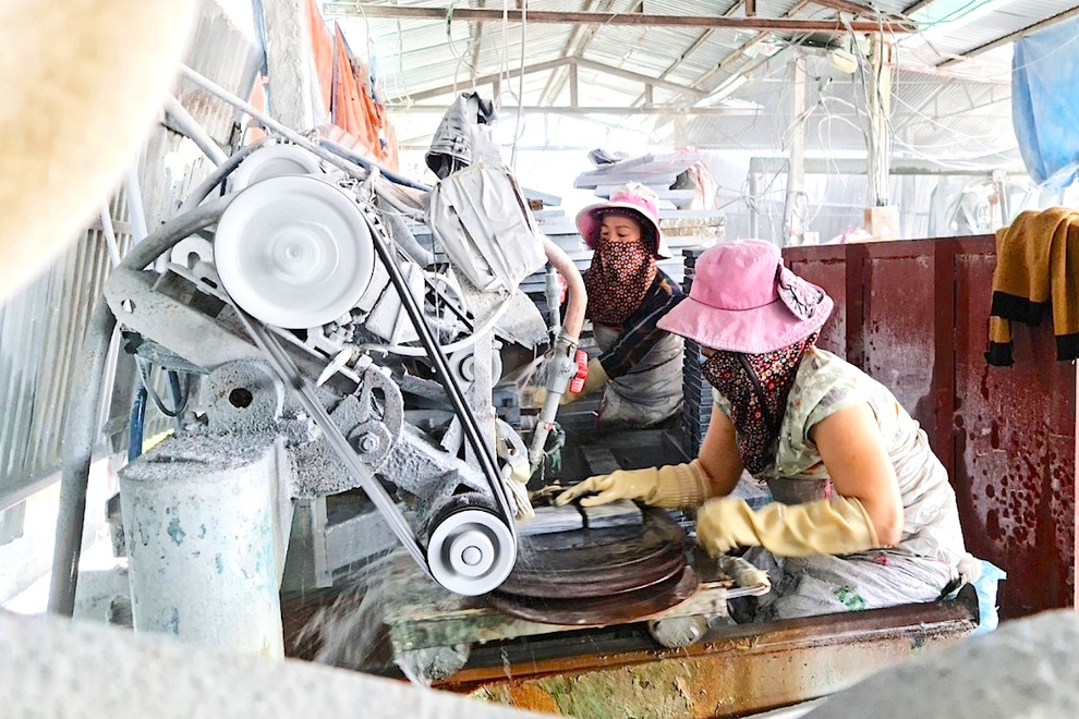 Nhọc nhằn nghề khai thác đá xẻ giữa mùa dịch Covid-19 - 2 Nhọc nhằn nghề khai thác đá xẻ giữa mùa dịch Covid-19 - 2
