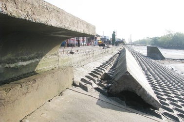 Sóng đánh sập bờ kè, tan tác nhà dân