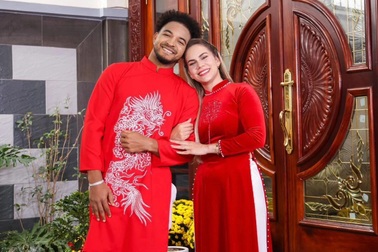 Xuân Son đón giao thừa cùng hàng xóm, cả nhà chụp áo dài Tết rực rỡ