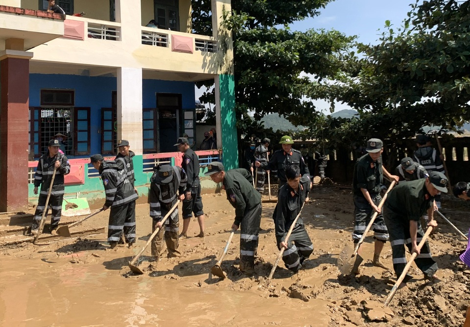 don lu 11.jpg giúp dân dọn lũ