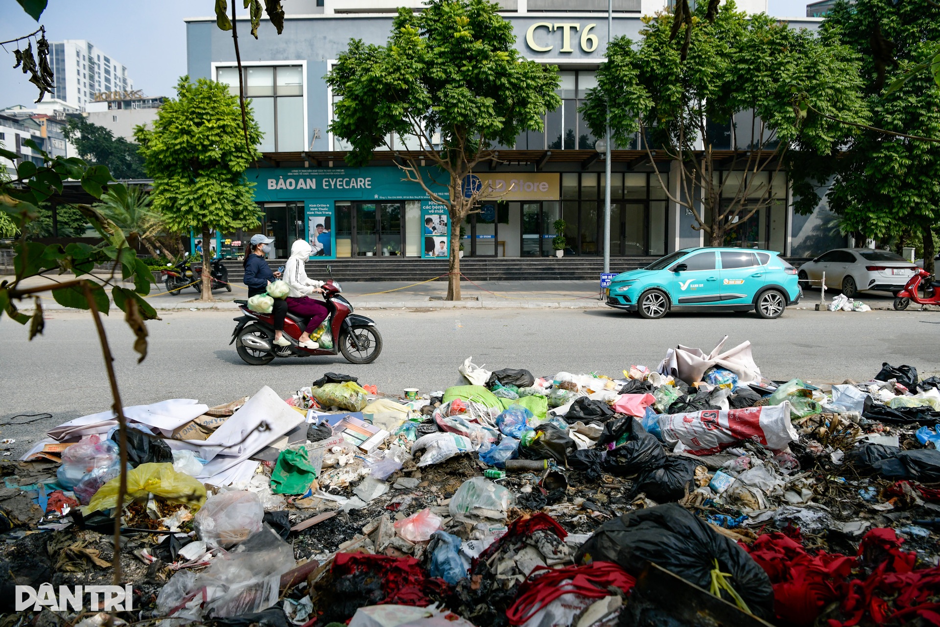 Hà Nội: Cư dân khổ sở vì sống cạnh bãi rác, ở tầng cao không dám mở cửa sổ - 10 Hà Nội: Cư dân khổ sở vì sống cạnh bãi rác, ở tầng cao không dám mở cửa sổ - 10