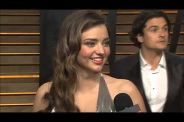 Miranda Kerr diện váy hở bạo