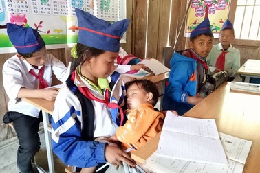 "Lại đây thầy bồng để cho chị học bài"