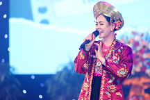 Lương Nguyệt Anh gây bất ngờ khi hát văn