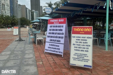 Hai tấm bảng thông báo ngược nhau khi thu hồi quầy hàng ven biển Đà Nẵng