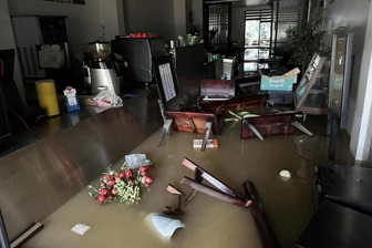 Vừa dọn dẹp xong, người dân Huế bật khóc vì lũ dâng cao trở lại