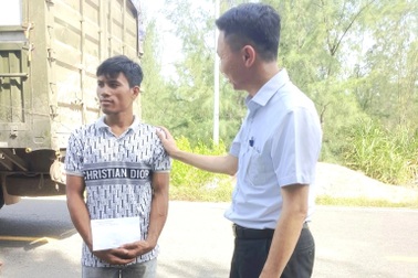 Chở 35 tấn quặng đi lạc, tài xế người Lào được cả làng giúp đỡ