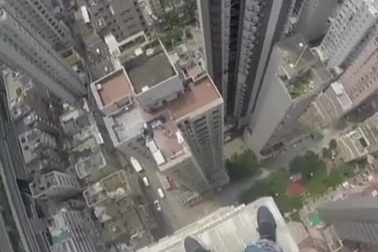 Anh chàng người Pháp thích trèo lên nóc các cao ốc chọc trời.