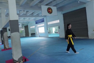 Nữ sinh PCCC top 45 Hoa hậu hoàn vũ dạy võ cho trẻ em lang thang