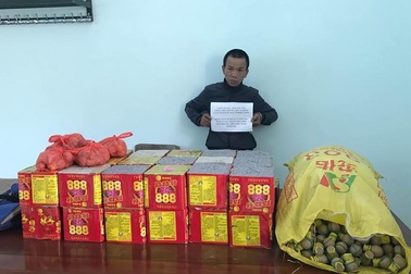 Vận chuyển 103 kg pháo nổ do Trung Quốc sản xuất