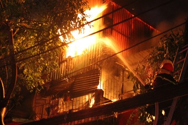 Nhà trọ 5 tầng bốc cháy khiến 1 nữ sinh viên tử vong, nhiều người bị thương