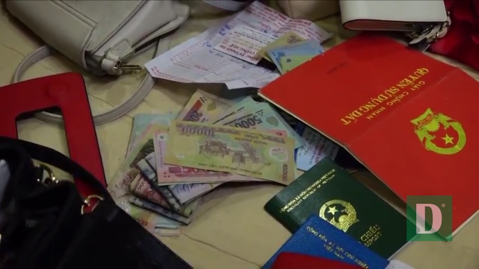 Phát hiện hàng “nóng” trong nhà đối tượng hành hung Đại úy công an - 3 Phát hiện hàng “nóng” trong nhà đối tượng hành hung Đại úy công an - 3