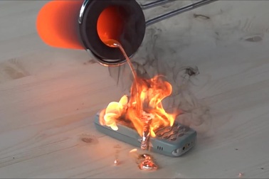 Thử nghiệm đổ lava nóng chảy vào điện thoại Nokia 3310