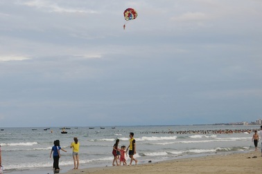 Khuyến cáo người dân, du khách hạn chế tắm biển khi thời tiết xấu