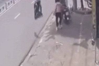 Cô gái bán cà phê bên đường bị trộm xe máy giữa ban ngày