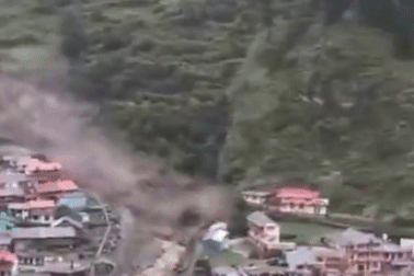 Khoảnh khắc lũ quét nhấn chìm ngôi làng ở Ấn Độ