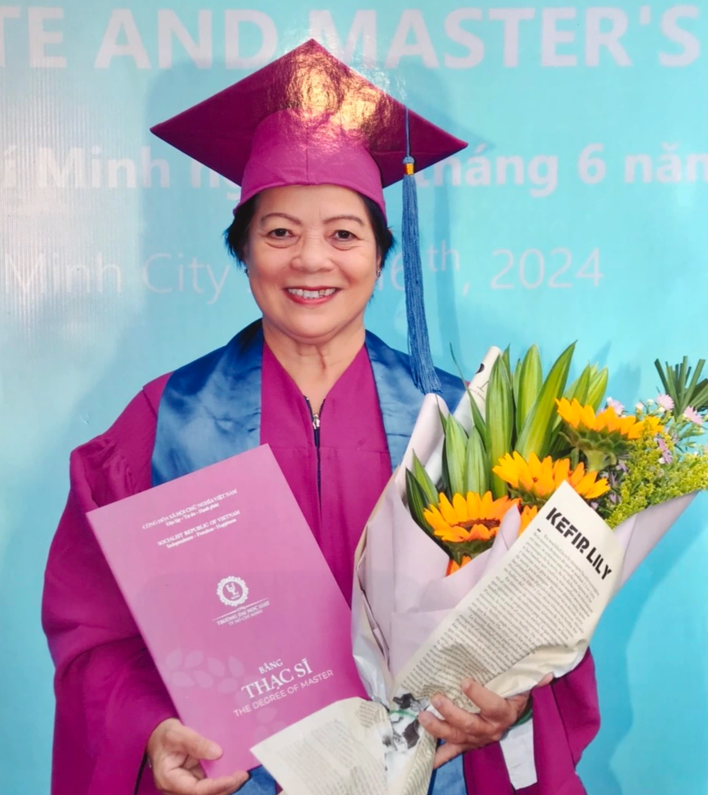 Cụ bà U70 nhận bằng thạc sĩ ngành học cực kỳ khó nuốt - 2 Cụ bà U70 nhận bằng thạc sĩ ngành học cực kỳ khó nuốt - 2