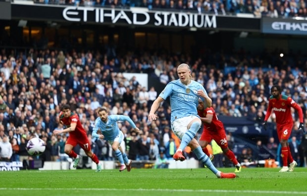 Erling Haaland vượt kỷ lục khó phá của bộ ba huyền thoại Man Utd - 1