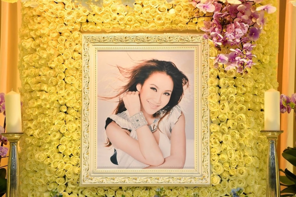 Fan và người thân chỉ trích chồng Coco Lee tại tang lễ cố nghệ sĩ - 3 Fan và người thân chỉ trích chồng Coco Lee tại tang lễ cố nghệ sĩ - 3