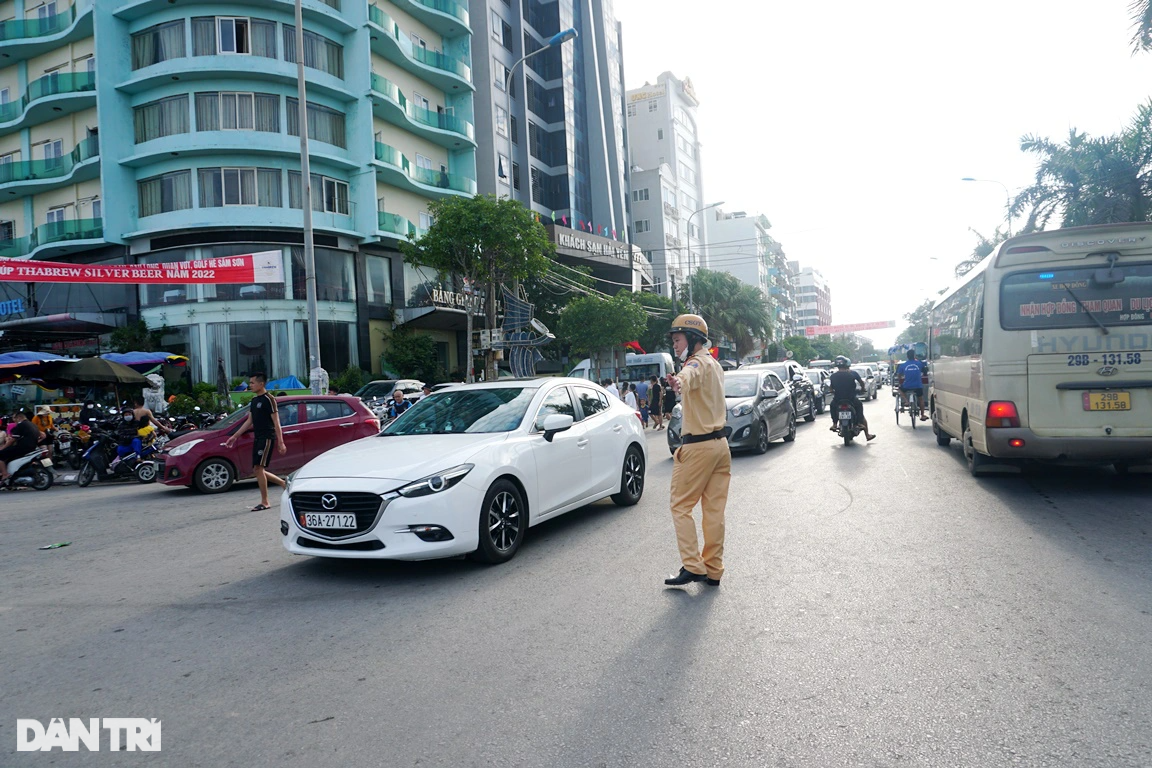 Biển người ken đặc ở Sầm Sơn trong ngày đầu nghỉ lễ 30/4 - 17 Biển người ken đặc ở Sầm Sơn trong ngày đầu nghỉ lễ 30/4 - 17